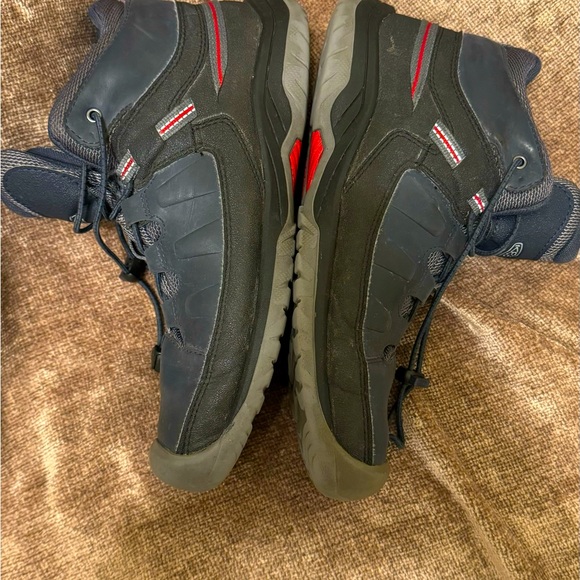 Waterproof Keen boots - Picture 3 of 11